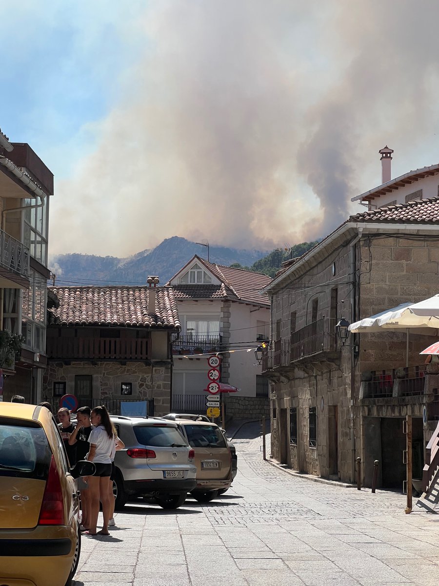 11Andreeaa's tweet photo. #IFSantaCruzDelValle 16:30 Pedro Bernardo arde y no hay medios!!! @alferma1 estás dejando arder el valle del tietar. No hay derecho!!! https://t.co/ZNtnMN99FR