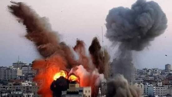 قبل أن نلعن الصهاينة 
إلعنوا المطبعين العرب 
غزة ستنتصر رغما عنكم ففيها رجال أشداء 
فأنتم أشد نفاقا وبغضا من الصهاينة أنفسهم 
لن يرحمكم التاريخ أيها الأعراب المتصهينين .

#غزة_تحت_القصف
#بردا_وسلاما