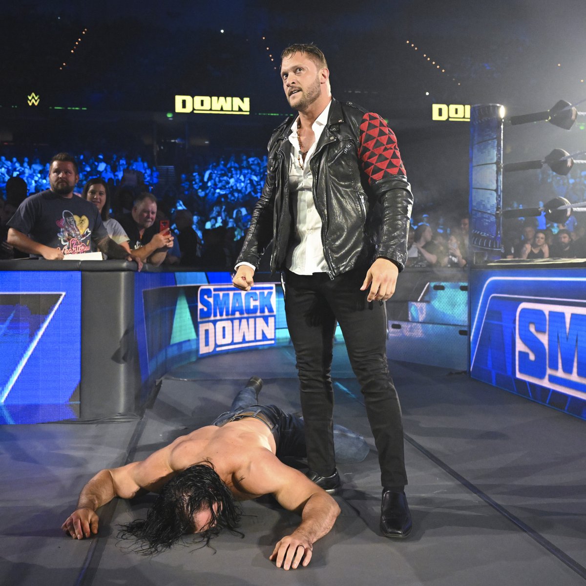 WWE's tweet photo. Tick. Tock. ⏳ 

@realKILLERkross @Lady_Scarlett13 #SmackDown https://t.co/DIzVs0dASN