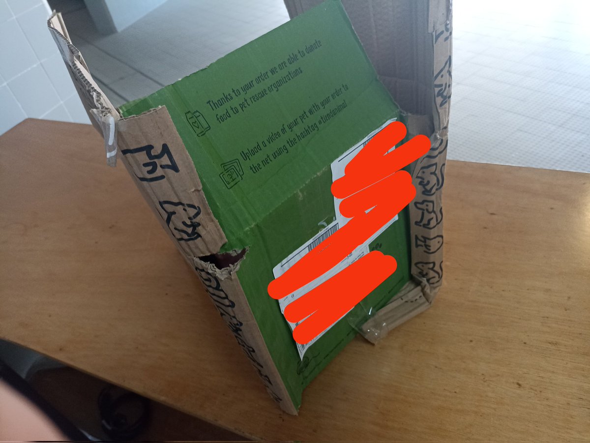 azuldimeter's tweet photo. @SEUR Bom serviço de entregas 5⭐
Após 2/3 semanas de emails e reclamações sobre a encomenda, é neste estado que chega(parte dela), aberta e destruída. 
Ainda falta chegar 1/3 que se sabe lá onde andará, surpreendam me entreguem só um bocado de cartão. #Portugal @tiendanimal https://t.co/PUPPCBRGSC