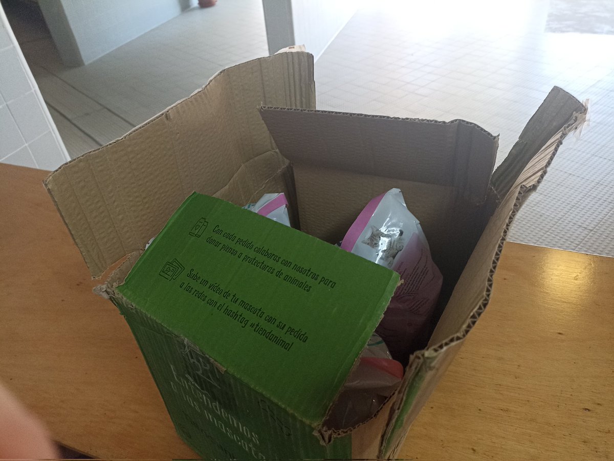azuldimeter's tweet photo. @SEUR Bom serviço de entregas 5⭐
Após 2/3 semanas de emails e reclamações sobre a encomenda, é neste estado que chega(parte dela), aberta e destruída. 
Ainda falta chegar 1/3 que se sabe lá onde andará, surpreendam me entreguem só um bocado de cartão. #Portugal @tiendanimal https://t.co/PUPPCBRGSC
