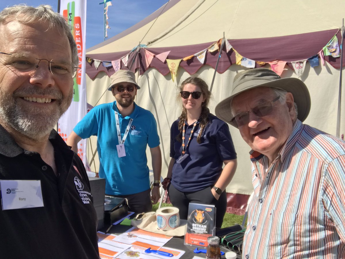 RoryFrancis's tweet photo. Diolch yn fawr i @dafyddiwan am alw heibio @eisteddfod i drafod peryglon rhywogaethau ymledol yng Nghymru a sut allwn ni fynd iβr afael Γ’ nhw trwy brosiect WaREN #EcosystemInvaders #YmledwyrEcosystem https://t.co/qQT1xurun2