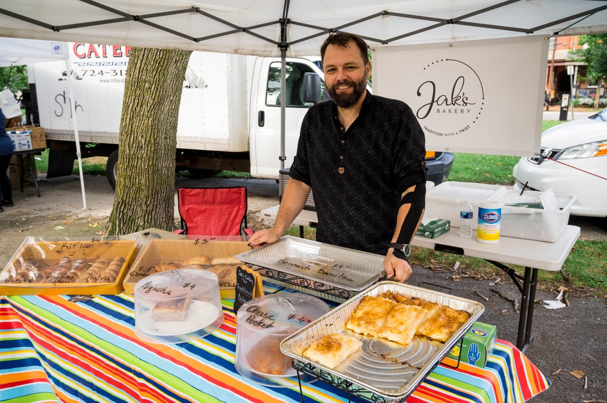 PghEventsOffice's tweet photo. Our National Farmers Market Week celebrations start TOMORROW at 9am!
The first 100 customers to the info booth receive a free giveaway, and The Chicken Chasers entertain beginning at 10am!
#NFMW #FarmersMarket #Pittsburgh
@FMCorg https://t.co/Wo0RD0bplg
