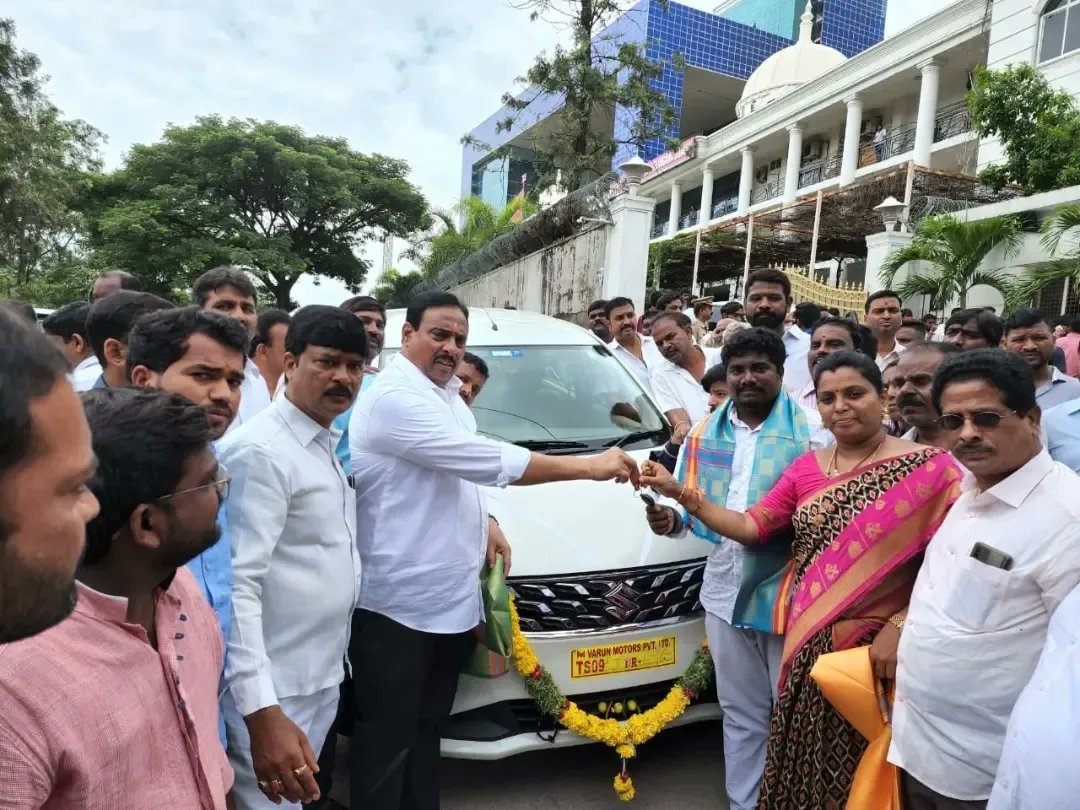 sangeetha_vanam's tweet photo. Hon'ble MLA Danam Nagender garu along with Somajiguda Division Corporator Vanam Sangeetha Srinivas Yadav handed over car to Dalitha bandhu beneficiary of Somajiguda Division today. Division President Ahmed and TRS leaders were present. https://t.co/guceDtiuXv