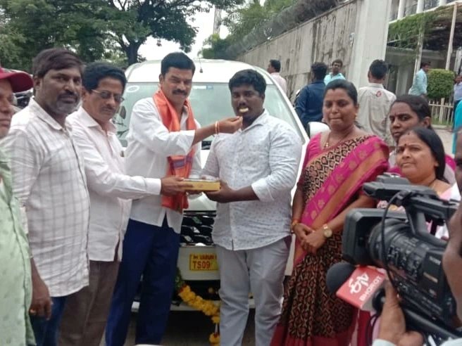 sangeetha_vanam's tweet photo. Hon'ble MLA Danam Nagender garu along with Somajiguda Division Corporator Vanam Sangeetha Srinivas Yadav handed over car to Dalitha bandhu beneficiary of Somajiguda Division today. Division President Ahmed and TRS leaders were present. https://t.co/guceDtiuXv