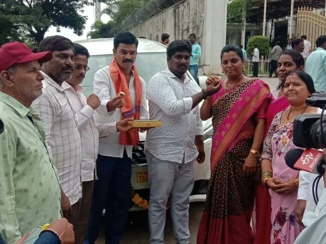 sangeetha_vanam's tweet photo. Hon'ble MLA Danam Nagender garu along with Somajiguda Division Corporator Vanam Sangeetha Srinivas Yadav handed over car to Dalitha bandhu beneficiary of Somajiguda Division today. Division President Ahmed and TRS leaders were present. https://t.co/guceDtiuXv