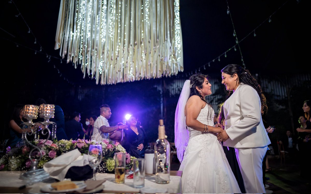 enigmatino's tweet photo. Lucha por ser feliz siempre.
Feliz cumpleaños @clariss.luna.7 
❤️🧡💛💚💙💜
▪
🎞️ @danielmatusdm
📷 @enigmatino.fotografia
▪
▪
👰🏽👰🏽 #pride  #loveislove  #novias #oaxaca
#oaxacawedding  
 #boda #bodas #bodas2021  #bodasoaxaca #gaylove #love #girlslove #gay #gaypic #LGTBI https://t.co/PDrbqB3JRN