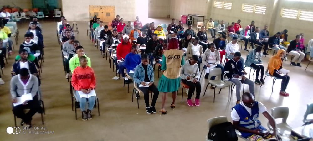 NjumanuhC's tweet image. Talking to #100 #conscripts of the #NCSAPD of the #NW Cameroon on the #theRoleOfYouths in #Community #development “I now know change has to start with me” testimony by 18yr old girl of the #training @Reachoutreo @Camerounpeacec1  @NgwayiMarcel @OneYoungWorld @YALINetwork