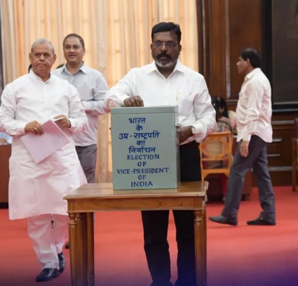 thirumaofficial's tweet photo. குடியரசு தலைவர் மற்றும் 
துணைத் தலைவர் தேர்தலில்
*EVM இல்லை; வாக்குச் சீட்டு முறைதான்.
*தேர்தல் சின்னம் இல்லை.
*1,2 என வரிசைப்படுத்தி இருவருக்கும் வாக்களிக்கலாம். 
*ஒருவருக்கு மட்டுமேகூட வாக்களிக்கலாம்.
*அங்கே தரப்படுகிற பேனாவைத் தான்
பயன்படுத்த வேண்டும்.
* அலைபேசி அனுமதி இல்லை. https://t.co/AaQI9XJhjN
