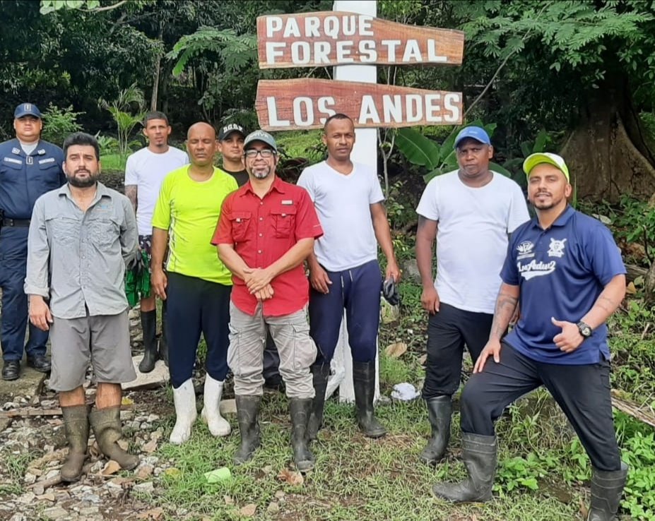 PenitenciarioPA's tweet photo. Privados de libertad del centro de detención Tinajitas colaboraron con la limpieza de paja canalera en Cerro La Cruz, San Miguelito, como parte del aporte al medio ambiente, actividad coordinada con @Opava_osfl y la Comunidad Ambiental Los Andes.  

#PanamáEsUnGranPaís 🇵🇦 https://t.co/OKzd4ZfZyl