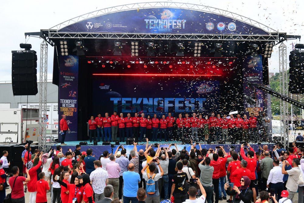 Teknofest Karadeniz kapsamında "Engelsiz Yaşam Teknolojileri" branşının da yer aldığı Teknofest Karadeniz, Trabzon'da başladı. 
Engelsiz Yaşam Teknolojileri bölümünün yürütücüsü Beyazay da yer aldı. Teknofest aile fotoğrafı çekildi. +++
