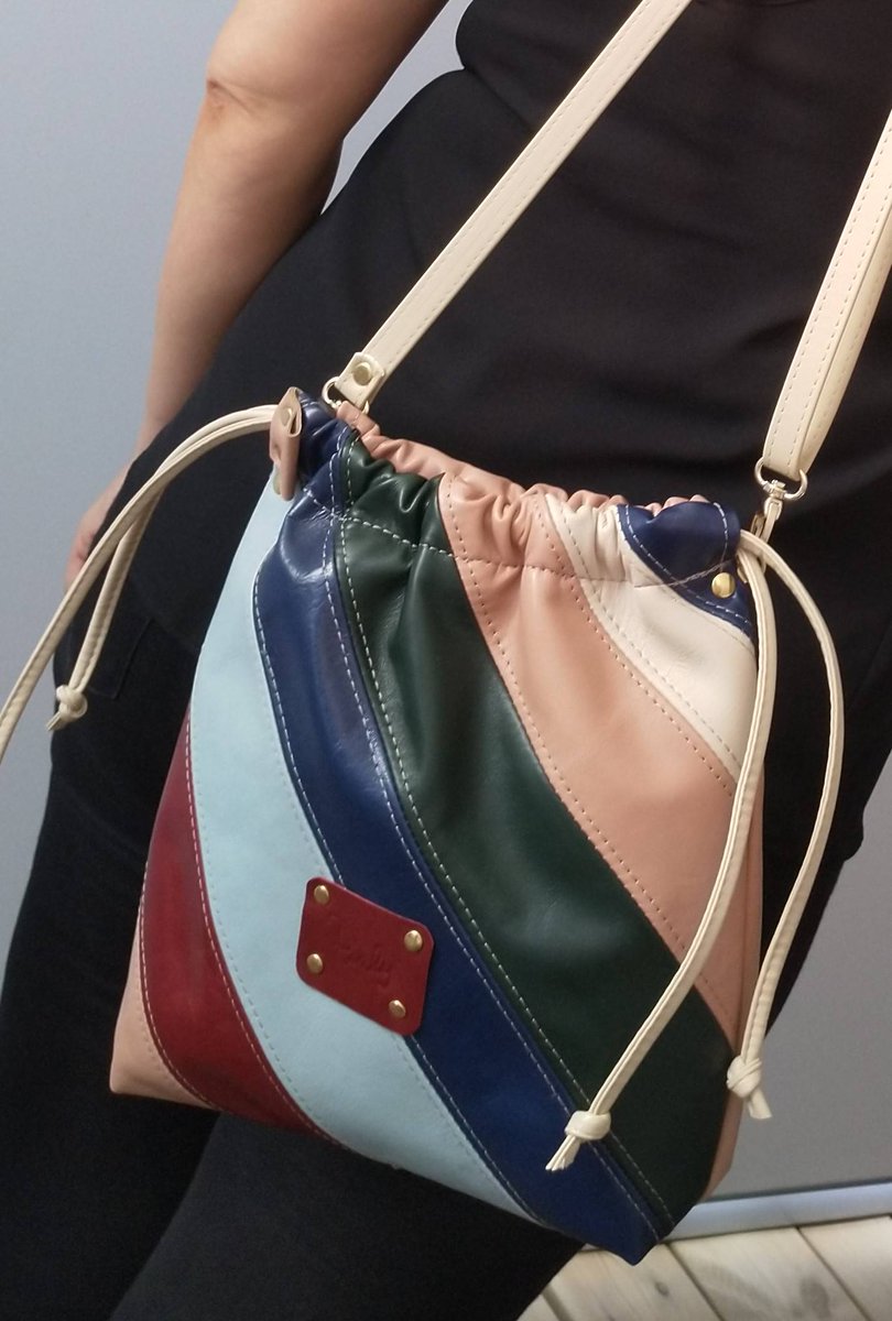 bolsospiely's tweet photo. No se porqué, pero... Me ha apetecido tanto hacer un bolso que aunque sea apto para todas las estaciones, lo veo más como apertura de la nueva temporada de otoño.
Y además está disponible, ya sabes si te gusta, pídelo que solo hay uno.
Reserva 647911077 Ely

#bolsospiely 
#Graná https://t.co/AaV6FQW2Hw
