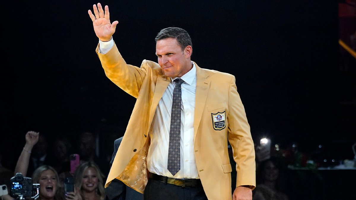 NFL's tweet image. The moment these Hall of Famers receive their gold jacket is the moment dreams turn into reality. 🙌

📺: #PFHOF22 Enshrinement — Today at 12pm ET on @nflnetwork