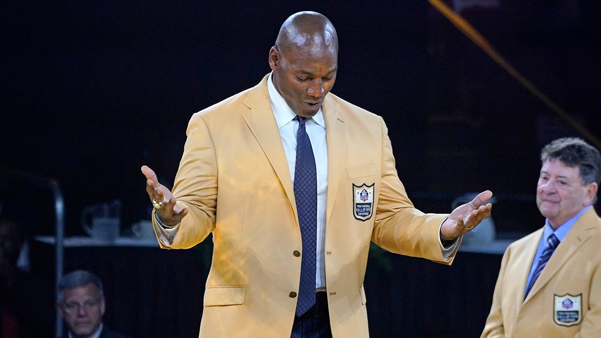 NFL's tweet image. The moment these Hall of Famers receive their gold jacket is the moment dreams turn into reality. 🙌

📺: #PFHOF22 Enshrinement — Today at 12pm ET on @nflnetwork