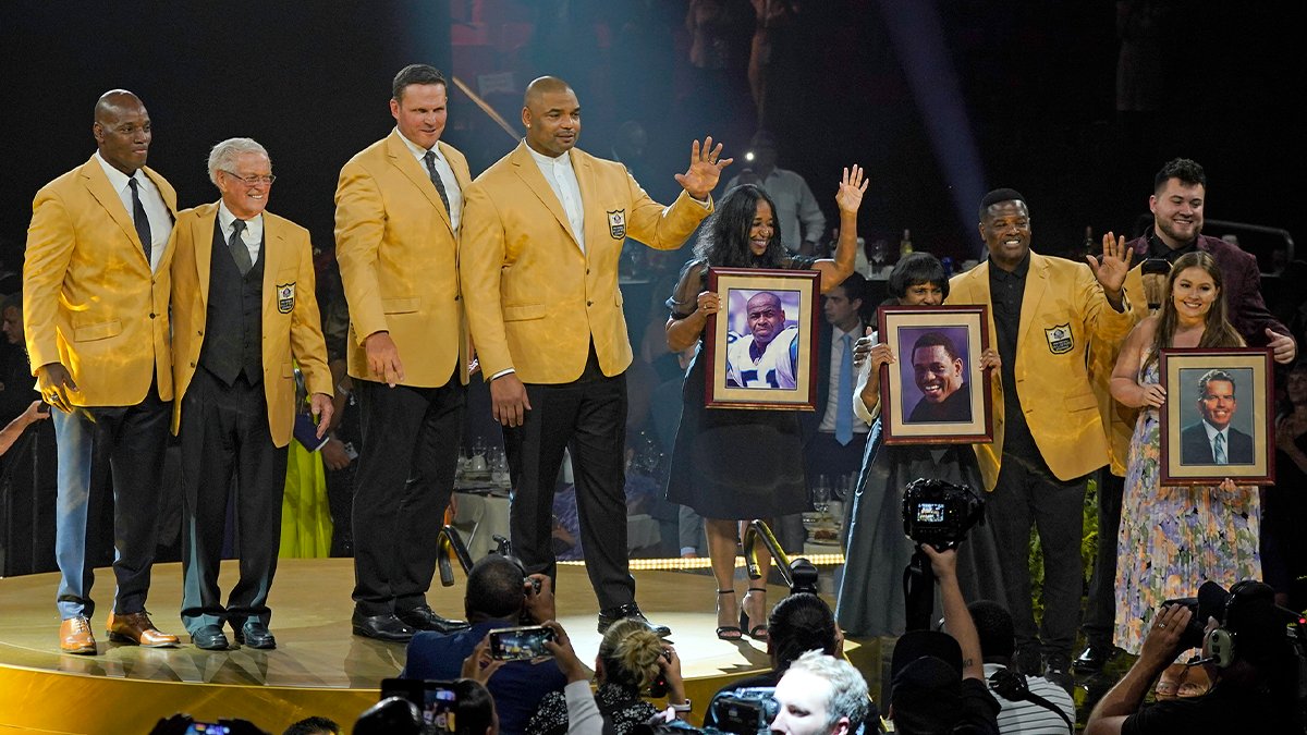 NFL's tweet image. The moment these Hall of Famers receive their gold jacket is the moment dreams turn into reality. 🙌

📺: #PFHOF22 Enshrinement — Today at 12pm ET on @nflnetwork