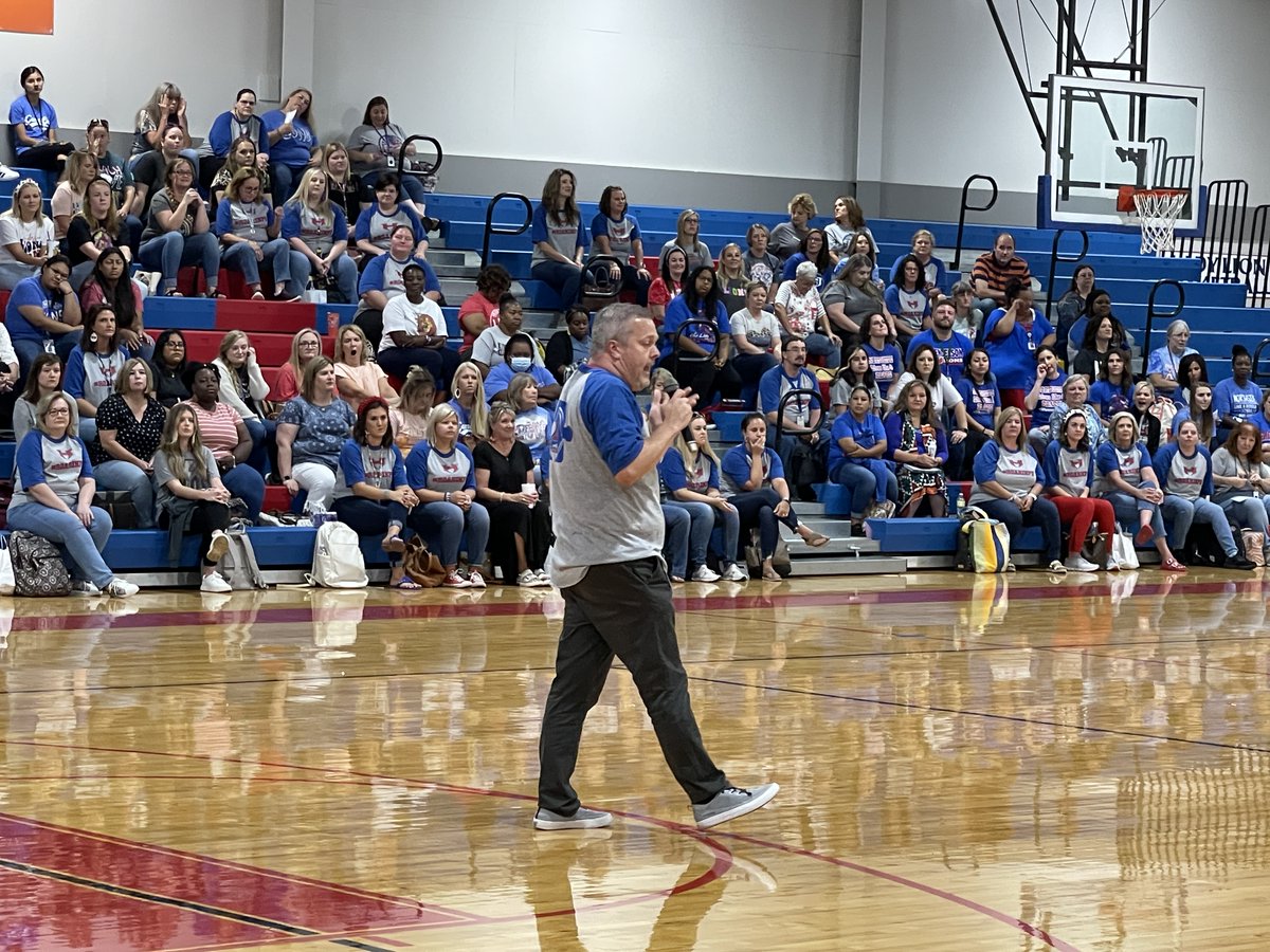 kevbryan's tweet photo. We had a busy but productive week @hendersonisd Thanks to all who had a part in making our convocation and PD days successful. Great job @dhchenault with MC'ing our events. #iROAR https://t.co/mIHR7s0ISJ