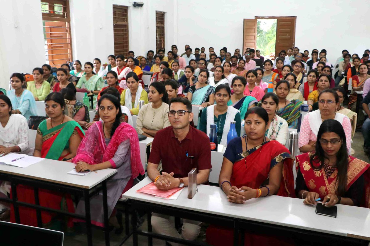 "एक भी बच्चा छूटा, संकल्प हमारा टूटा"- कलेक्टर श्री <a href="/RohitSinghIAS/">ROHIT SINGH IAS</a> 

लोक शिक्षण मप्र के निर्देशानुसार जिले में नवनियुक्त उच्च माध्यमिक शिक्षकों एवं माध्यमिक शिक्षकों का 05 दिवसीय प्रेरण प्रशिक्षण (इंडक्शन ट्रेनिंग) को डाइट सभा कक्ष में सम्पन्न हुआ।

RM: bit.ly/3vK8pxa