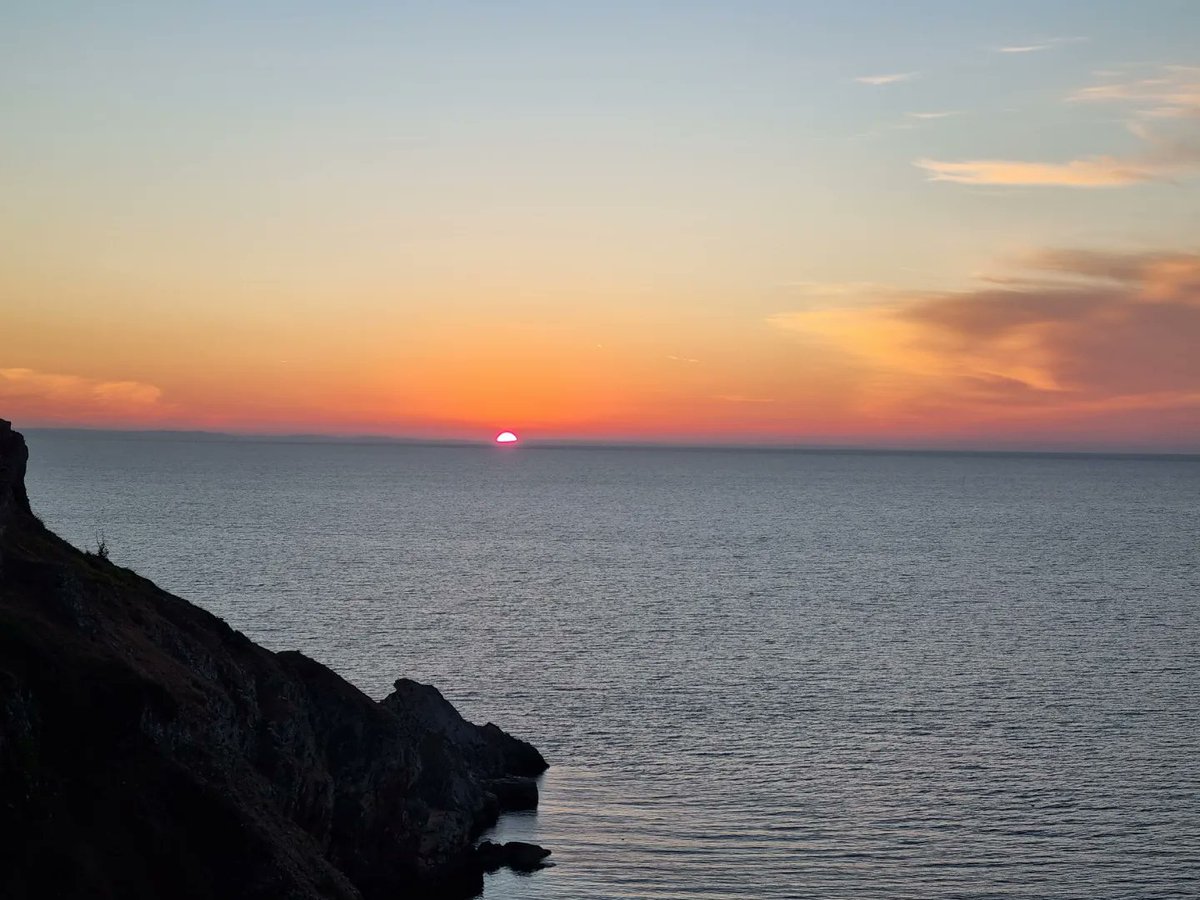 kerry2591's tweet photo. Sunrise walks ☀️ I will never get tired of living in Devon with views like this 😍

#devon #devonlife #southwestcoastpath #sunrise https://t.co/ylX6kDVN8f