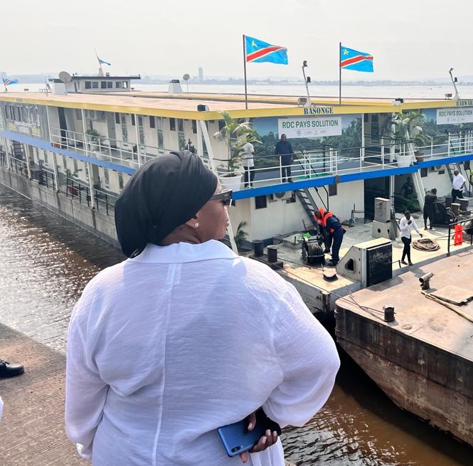 JUILLETRoland's tweet photo. Bravo à Mme @Evebazaiba pour le travail accompli en faveur de la nation. le Bateau #MPOKA a levé l'ancre ce Samedi avec les barges rénovées qui serviront d'hôtel flottant pour la réunion Préparatoire COP27. https://t.co/kTCX6VTtei
