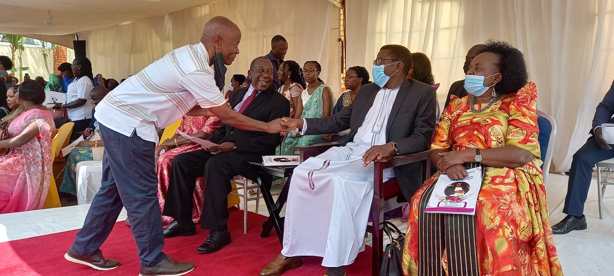 BugandaKingdom_'s tweet photo. Agambye ebika gwe mutima gw'obuwangwa mu Buganda era byetaaga okunywezebwa naddala nga tutuukiriza emikolo egy'ennono n'obuwangwa egyekuusa ku bika nga okwabya ennyimbe. Akiggumiza nti bwe tukuuma obuwangwa,tuba tusima omusingi omugumu ogweggwanga lyaffe n'abalijja balisangewo. https://t.co/ypuzH1xVpu