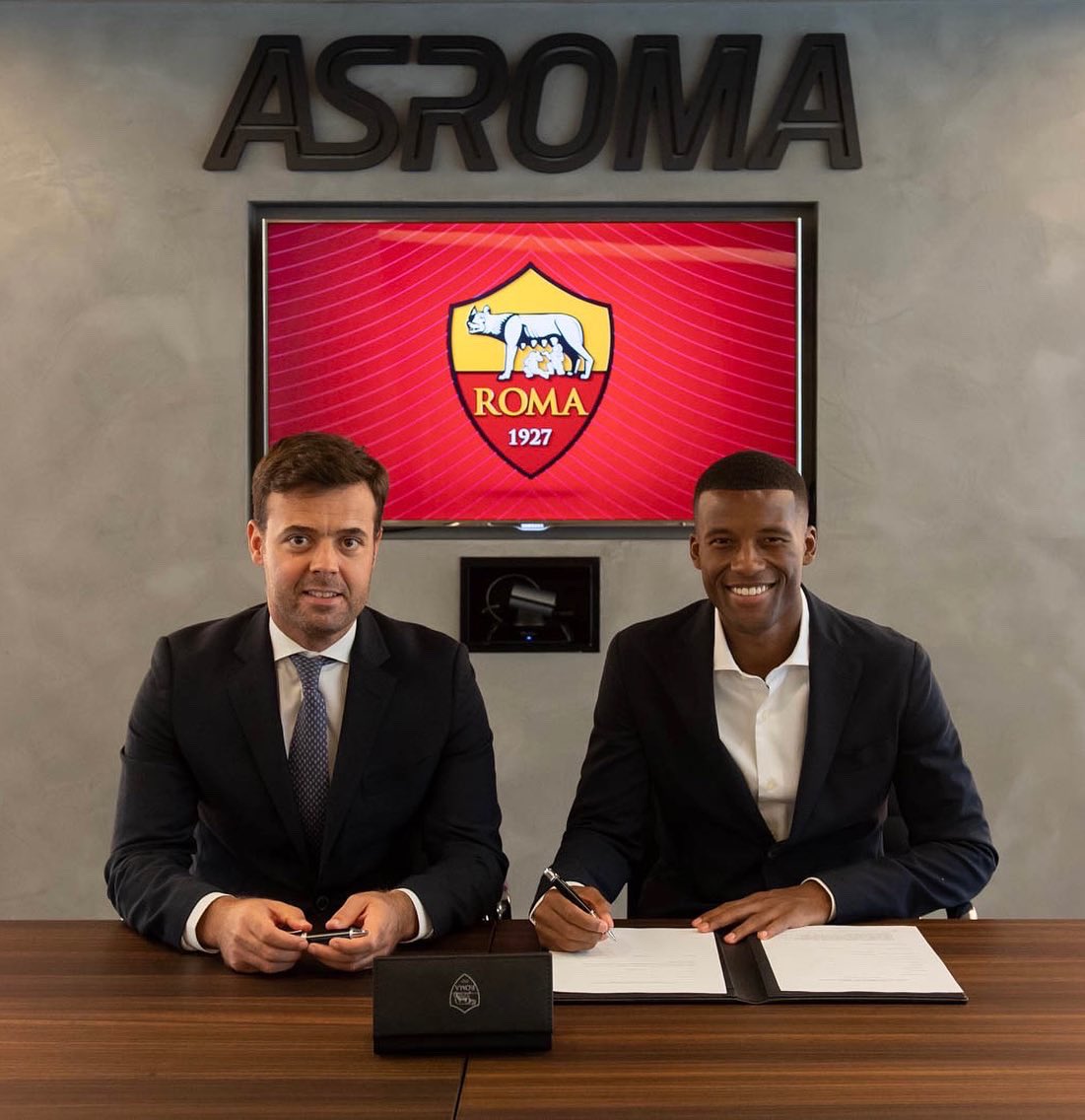 GWijnaldum's tweet image. The official moment ✍🏾🙏🏾💛❤️