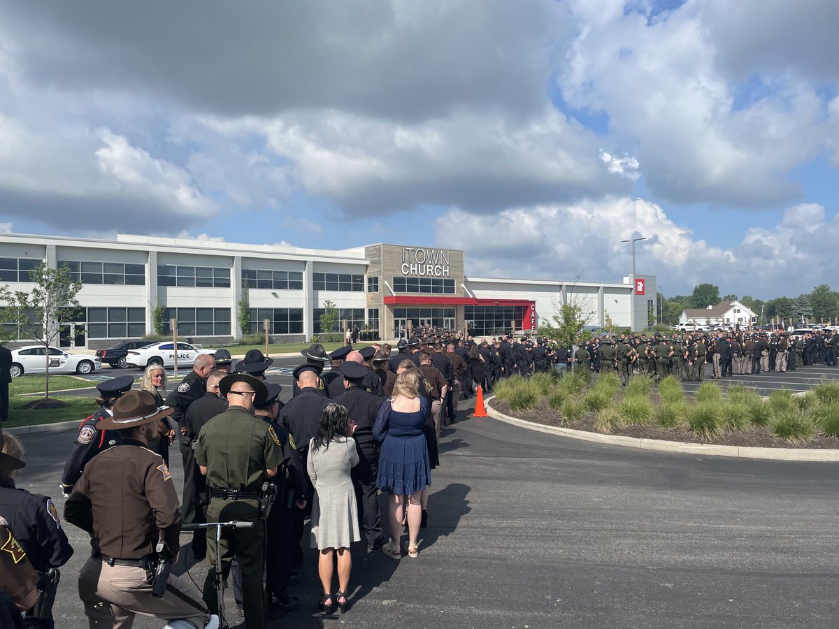 ISPPeru's tweet photo. Large contingency of people in Fishers to honor fallen Elwood Police Officer Noah Shahnavaz..I have seen police officers from as far away as Colorado and New Jersey here to pay their respect. https://t.co/aj04kEpCGV