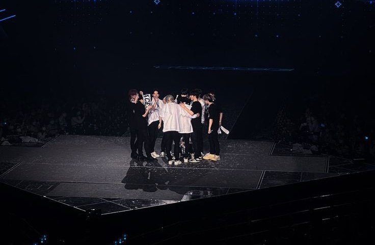 ppjeongwo's tweet photo. CHEERS TO ANOTHER YEAR WITH TREASURE 🍻 https://t.co/w5g3nmggN3