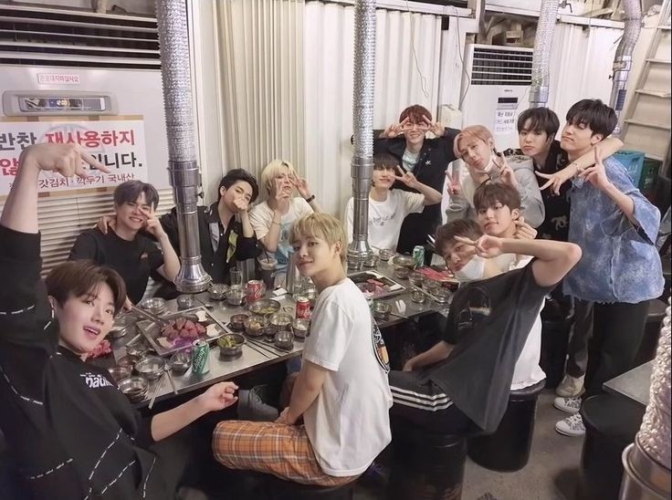 ppjeongwo's tweet photo. CHEERS TO ANOTHER YEAR WITH TREASURE 🍻 https://t.co/w5g3nmggN3
