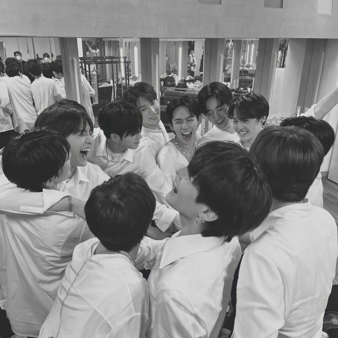 ppjeongwo's tweet photo. CHEERS TO ANOTHER YEAR WITH TREASURE 🍻 https://t.co/w5g3nmggN3
