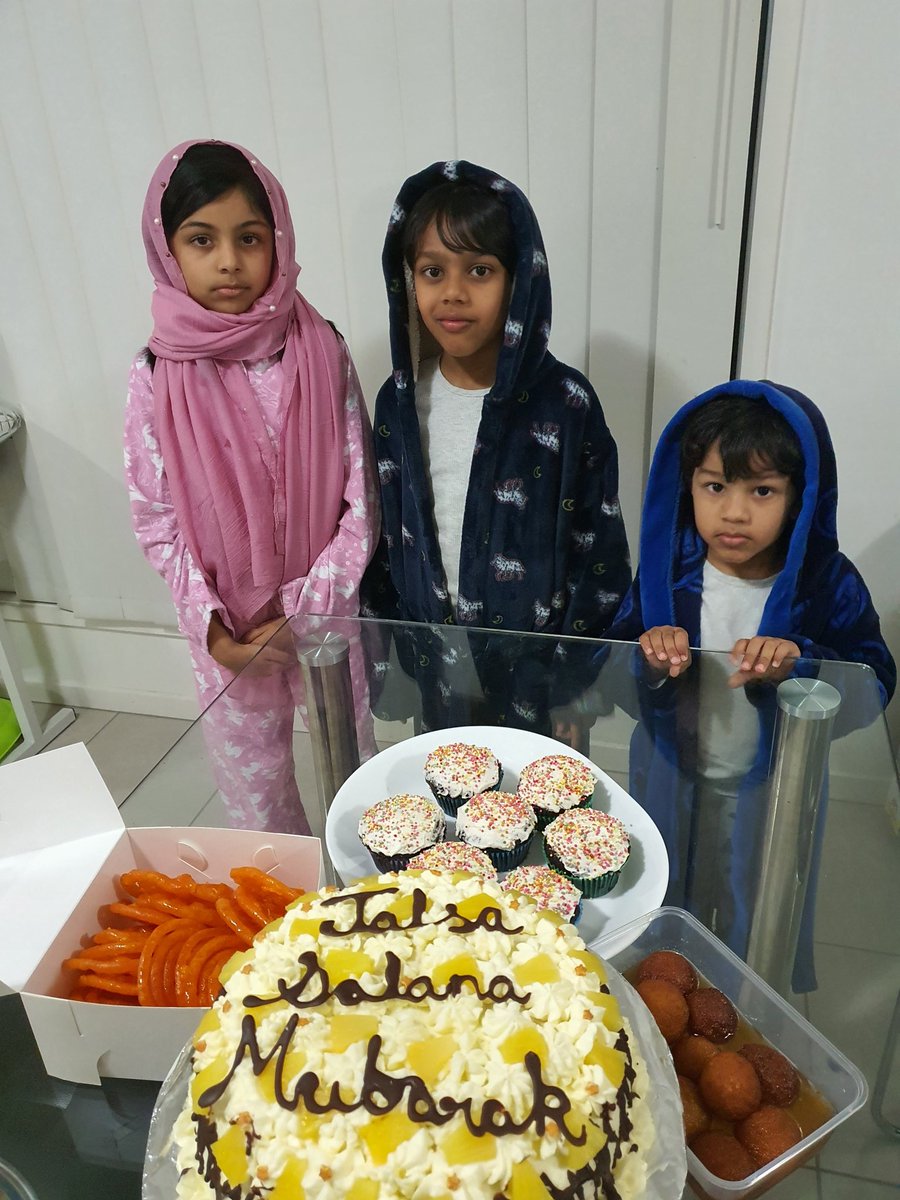 228b7ebea682452's tweet photo. Watching late night  #JalsaUK from Brisbane, Australia. Jalsa Mubarak 
#JalsaConnect https://t.co/if09zqHvgL