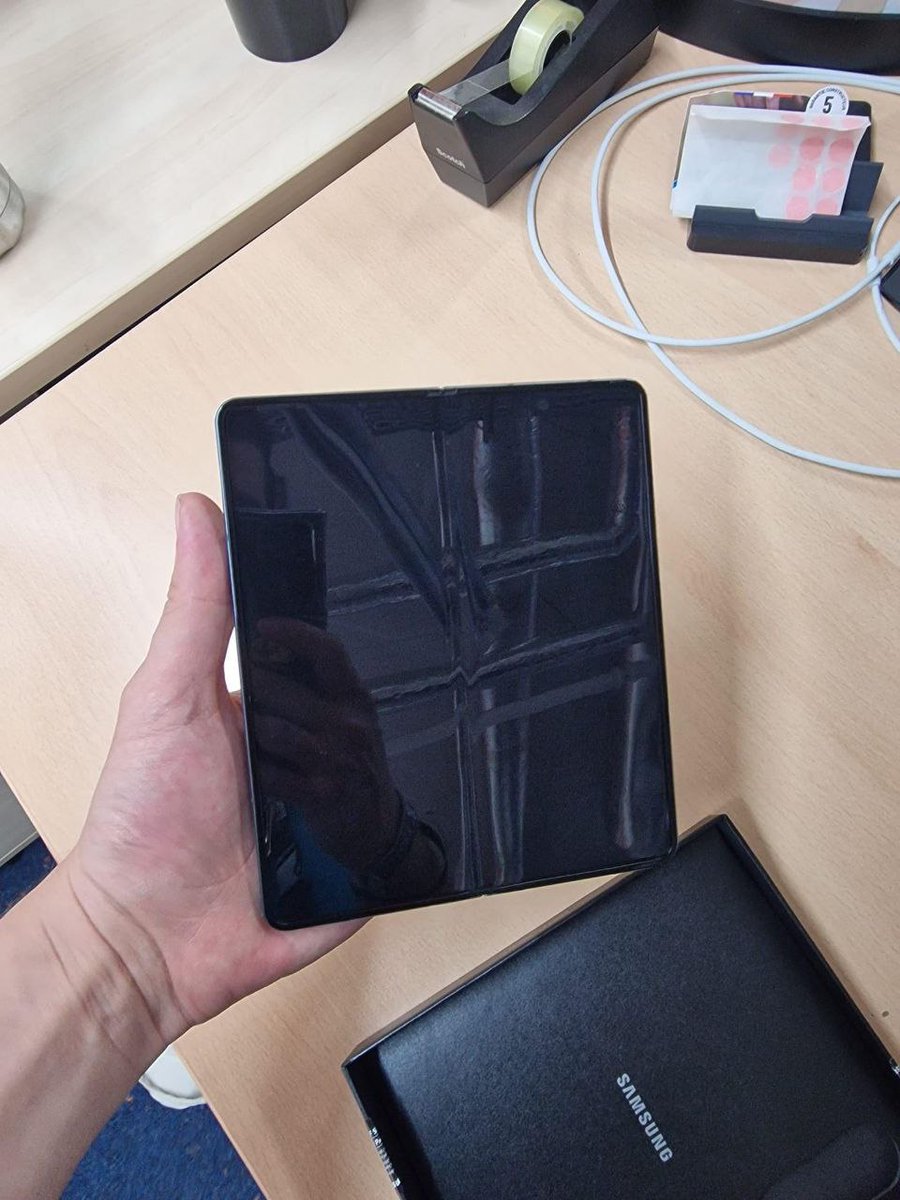 DemYan_OF's tweet image. Samsung Galaxy Z Fold4 live images leaked.
Samsung, as always, well done!  keep the brand at the highest level!  my applause!👋 #Samsung #SamsungUnpacked #zfold4 #GooglePlay #AndroidDev #android #Xiaomi