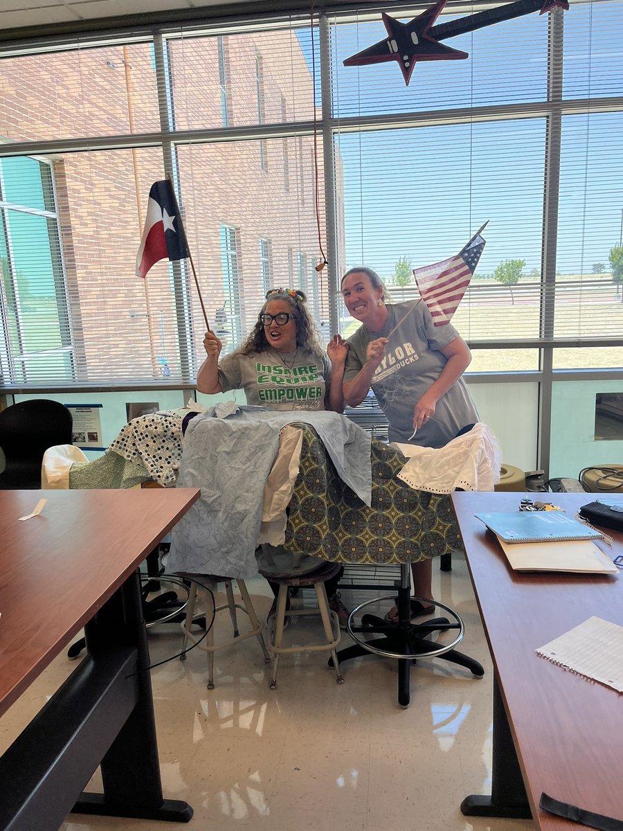THSBarnettArt's tweet photo. Yesterday I hosted a TASK workshop for any teacher that wanted to attend. Those that didn’t sign up missed out on all the fun. #tabchat #thisistaylorisd #taskparty https://t.co/l61g6Dy5Tv