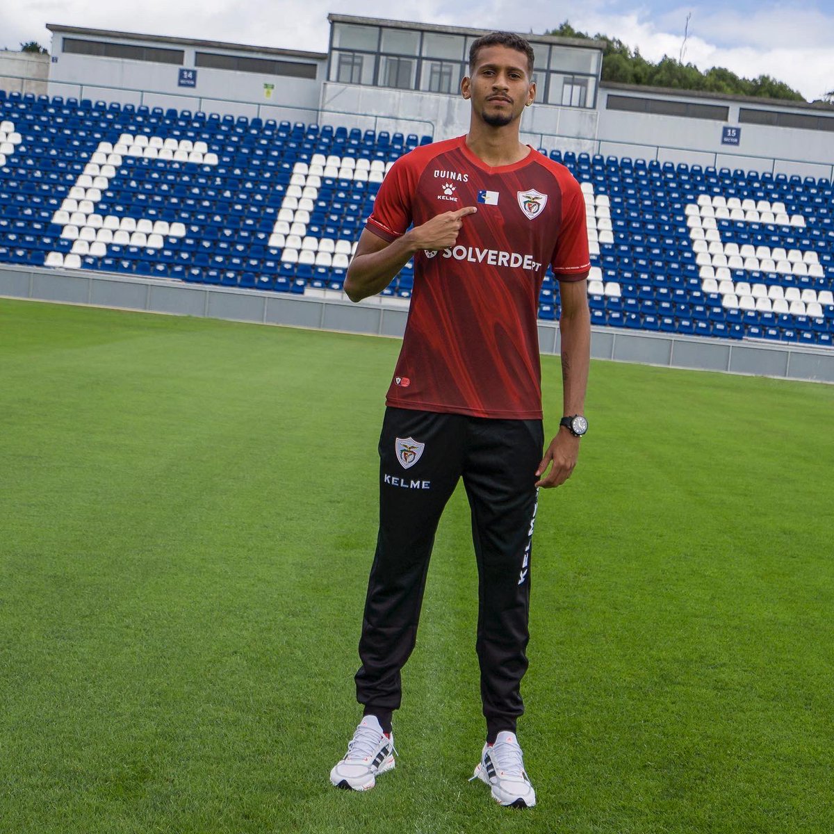 CD_SantaClara's tweet photo. 𝐀𝐃𝐑𝐈𝐀𝐍𝐎 𝐄́ 𝐁𝐑𝐀𝐕𝐎 𝐀𝐂̧𝐎𝐑𝐈𝐀𝐍𝐎❗

Médio brasileiro assina contrato com o Santa Clara válido por 5 temporadas. 

Bem-vindo, Adriano! 🤝

📲 https://t.co/4fuVbbq97j

#BravosAçorianos #MisticaInsular https://t.co/swksLTsQU3