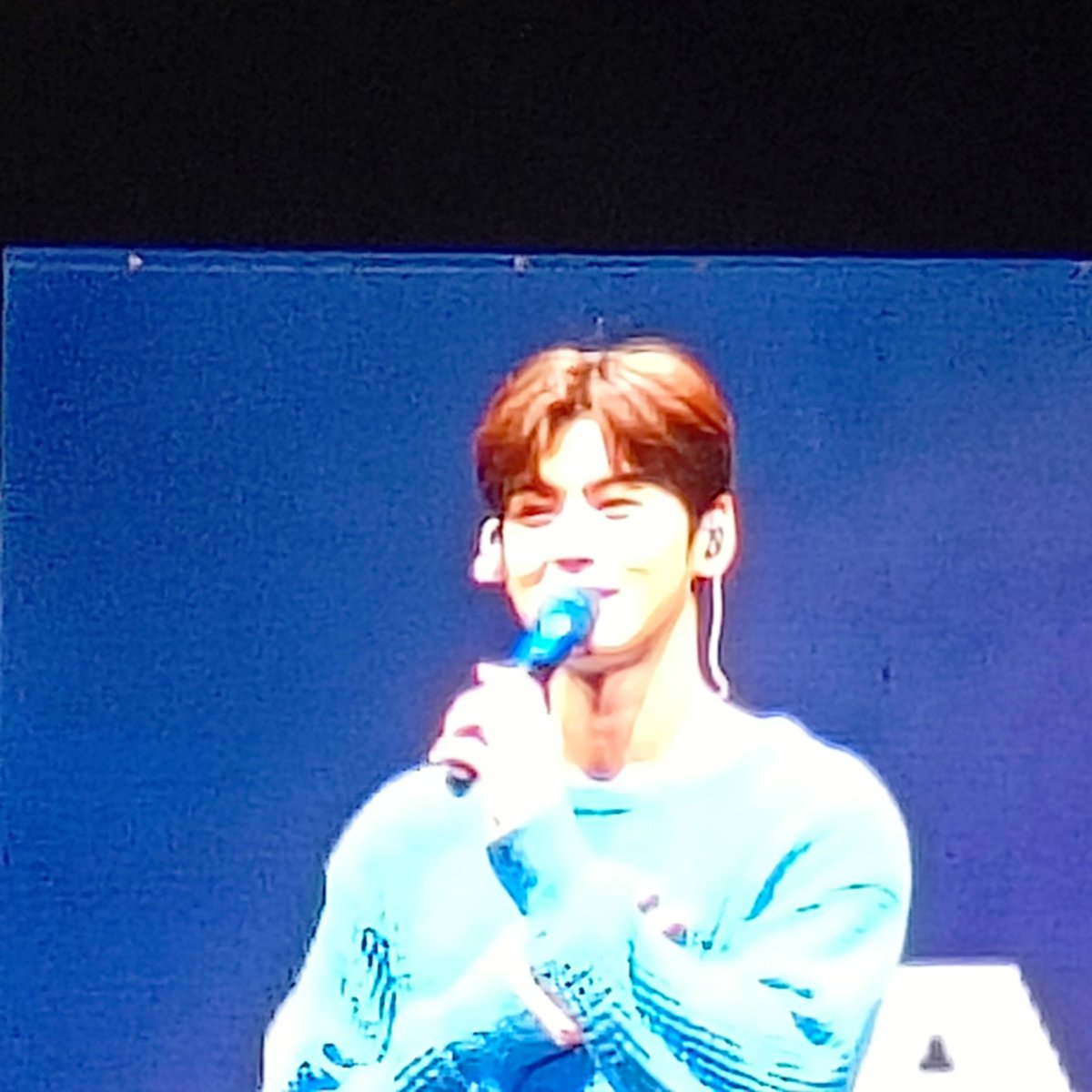 d0binwoo's tweet photo. So ayon. Di nabigyan ng hustisya ng camera ko ung kagwapuhan ni eunwoo. Pero grabe ang gwapo niya talaga, ang lambing ng boses niya, grabe lang ang braso niya, ambait bait bait niya pa, hay nako, nasa kanya na ang lahat. Walang magmomove on. #CHAEUNWOOINMANILA #StarryCaravanInMNL https://t.co/EqUuQxxVvW