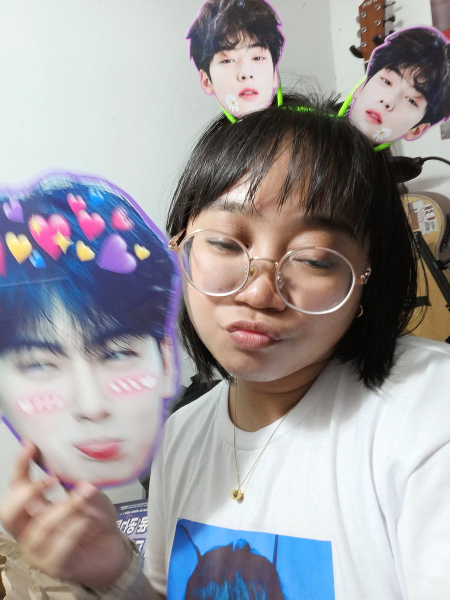 d0binwoo's tweet photo. So ayon. Di nabigyan ng hustisya ng camera ko ung kagwapuhan ni eunwoo. Pero grabe ang gwapo niya talaga, ang lambing ng boses niya, grabe lang ang braso niya, ambait bait bait niya pa, hay nako, nasa kanya na ang lahat. Walang magmomove on. #CHAEUNWOOINMANILA #StarryCaravanInMNL https://t.co/EqUuQxxVvW