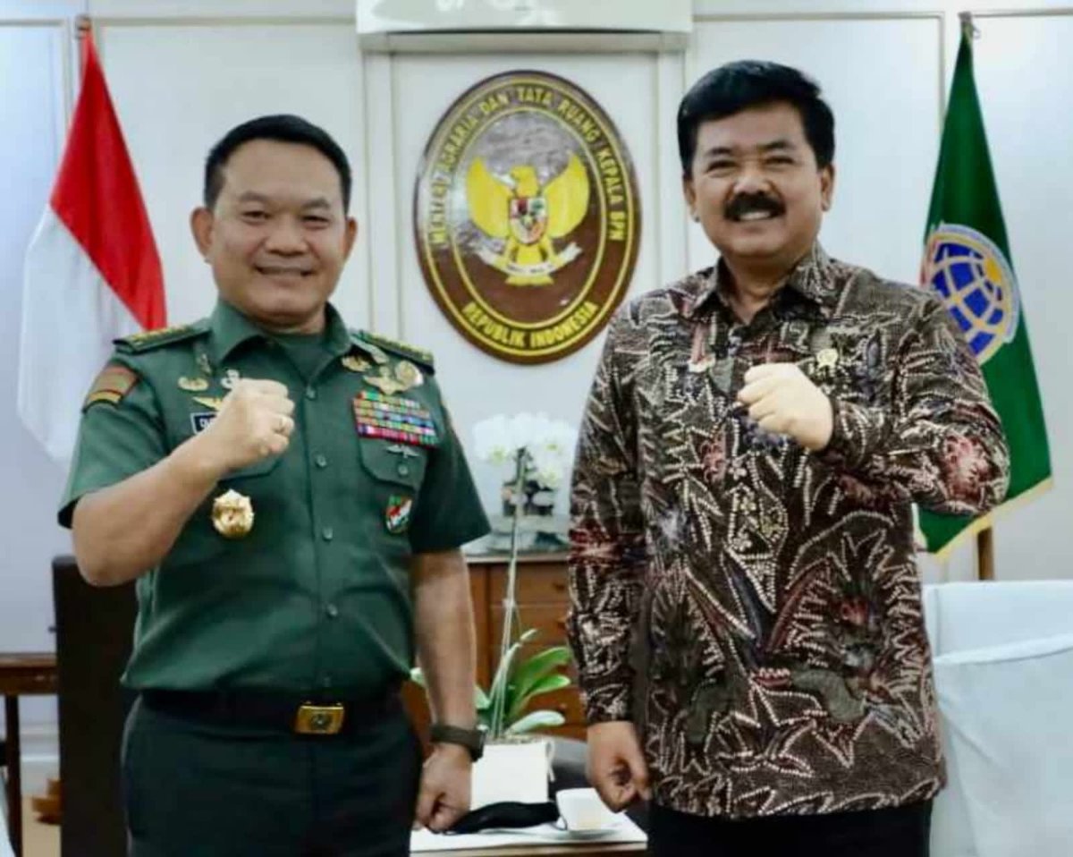 JendelaPapoea's tweet photo. Foto ini beredar luas di WAG: 
Pertemuan Mantan Panglima TNI dengan Calon Panglima TNI.

Semoga bapaa bisa ubah pendekatan di Papua. Kam senang. https://t.co/WpwY29CJzP