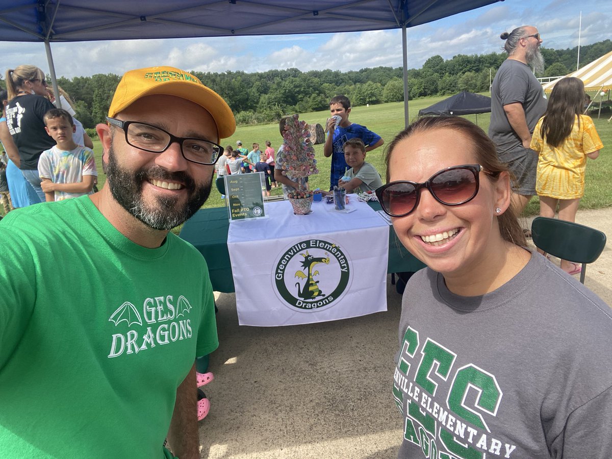 Great seeing so many <a href="/GreenvilleES/">Greenville ES</a> families this morning! Thx to <a href="/KettleRunNews/">Kettle Run HS</a> for organizing the Tailgate Event and to <a href="/MrsKelsey2/">Mrs_Kelsey</a> and <a href="/therealpcorrell/">BetterCallPawlllllll</a> for representing our PTO! #GreenvilleES