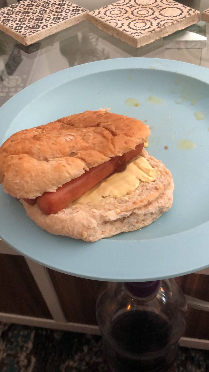 Rusty0708's tweet photo. Bolletje #knakworst lekkerrrr, wat eten jullie?! https://t.co/rGjULrxkxV