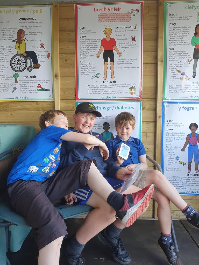 FfionHaf9's tweet photo. @drdoctor_cymru Diolch i'r bechyn yma am bod yn doctoriaid ffantastig yn yr eisteddfod wythnos yma! Diolch I Gwydion Rees ac Rhiannon Dafydd sy'n rhoi Gêm dr. doctor i Ysgol Carreg Emlyn @carregemlyn ac i Ysgol Bro Tryweryn @Ysg_BroTryweryn https://t.co/OIunfL2XU9