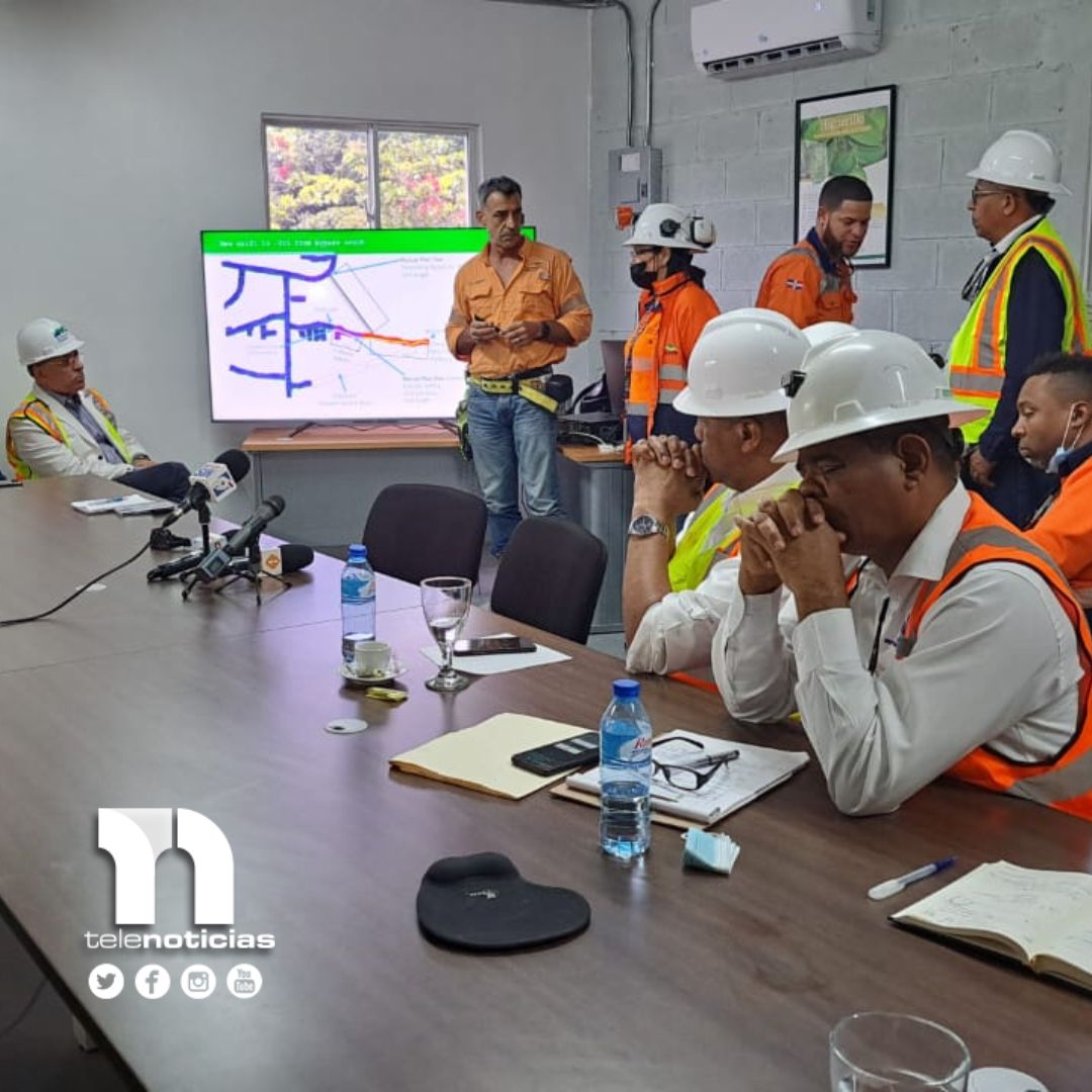 Telenoticiasrd's tweet photo. #UltimoMinutoTN | Cuando se dieron cuenta que emanaba agua en el lugar donde quedaron atrapados, procedieron a poner una bomba sumergible para #extraer el agua.
Realizaron cuatro perforaciones, entre ella una tubería le suministra #aire puro y limpio. #TNFinDeSemana https://t.co/uctwyFNtCJ