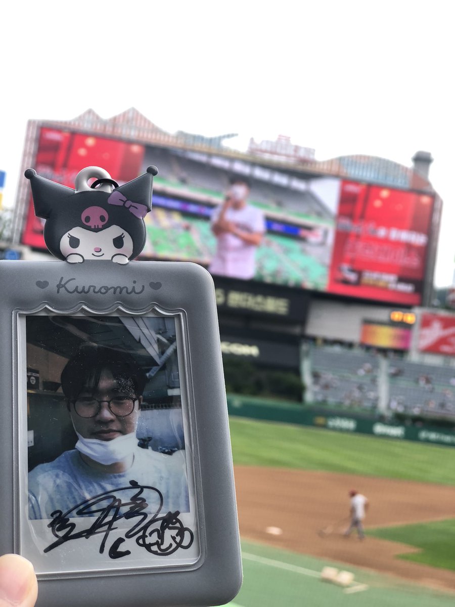 Be0K_'s tweet photo. 야구장다녀옴 😎😎
문학.... 아니 랜더스필드 명물 정복 완 ,,,
치즈푸틴 .... 먹길잘햇어🥺 https://t.co/GNjwKdDCOo