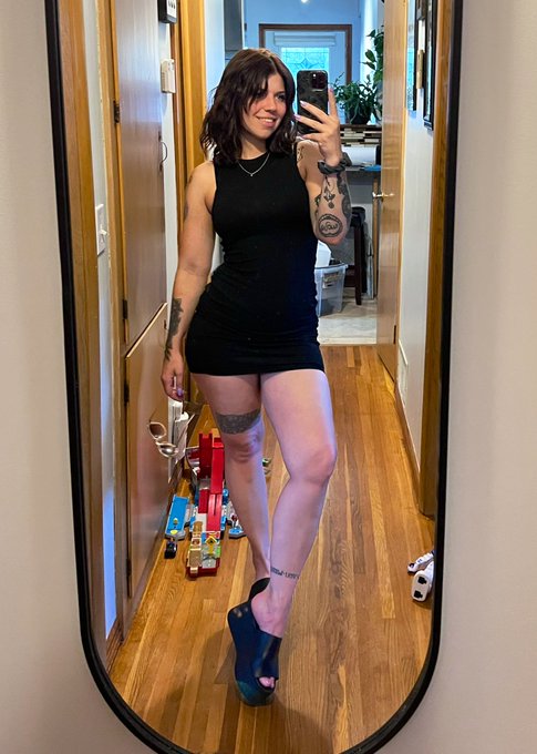 5&rsquo; of legs I guess https://t.co/MKpHL0MsGq