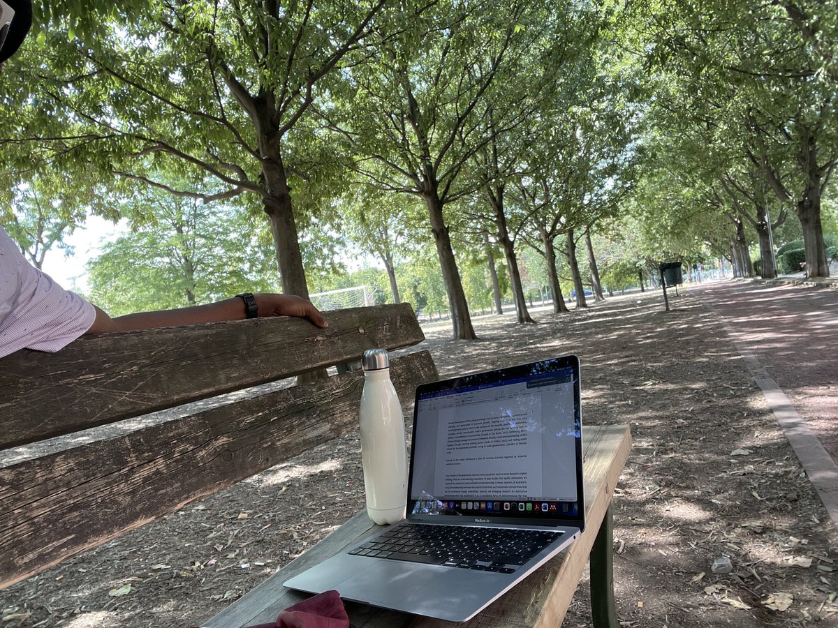 fardeendodo's tweet photo. How to survive research in high heat - work in the park 😅 https://t.co/23CHMKf1ZM