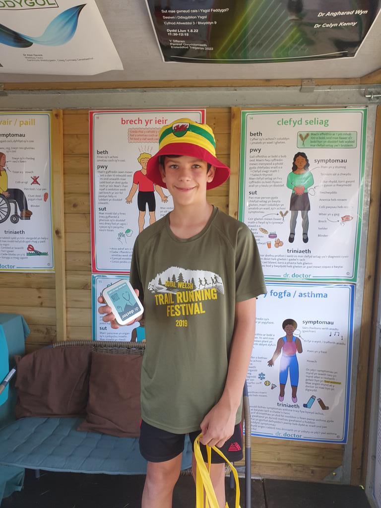 FfionHaf9's tweet photo. @drdoctor_cymru Diolch i Dr. Maxen am chwarae'n gêm ni heddi yn yr Eisteddfod! Diolch i Ioan Owen am rhoi gêm i Ysgol Bro Morgannwg @nanttalwg https://t.co/SEY06ykXLp