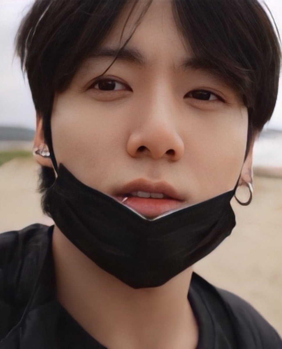ascsssss's tweet photo. Eu não consigo respirar 
Jeon Jungkook entenda you take up every corner of my mind 😭😭😭 #JUNGKOOK #vlogbts https://t.co/XdKsbn7nOt
