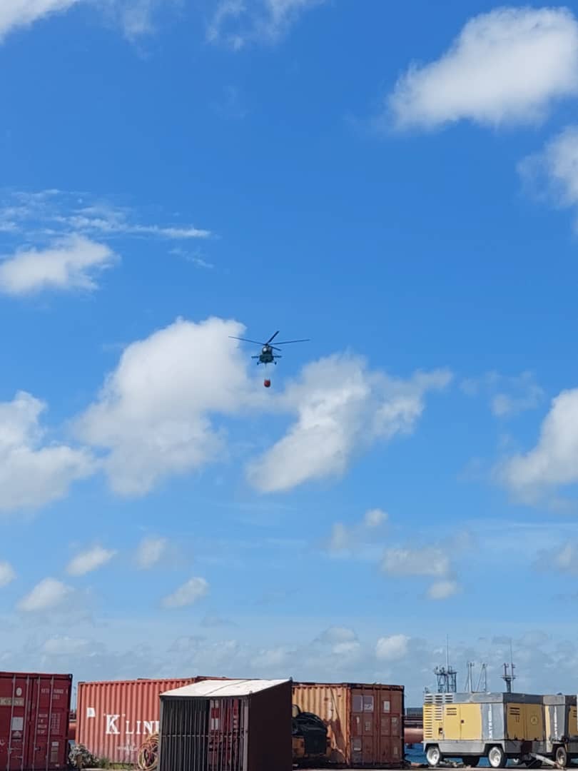 Continúan las labores de la técnica especializada de <a href="/MinfarC/">Minfar_Cuba</a> para sofocar el incendio en la Base de Supertanqueros #FuerzaMatanzas