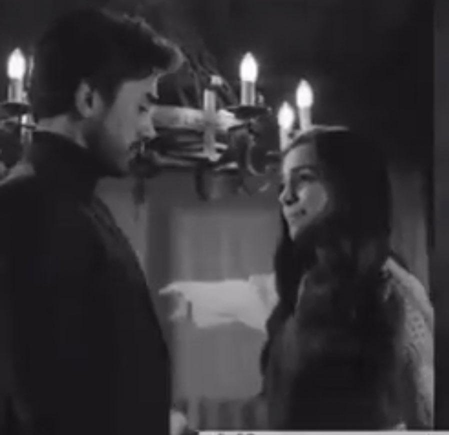 Q8xX8q's tweet image. يَشعُرونَ بكِ فِي عَينيَّ ، وعِندَما أتحدَّثُ يَشعُرونَ بكِ فِي نَبرةِ صَوتِي !♥️
#كلمه_لمن_يسكن_قلبك