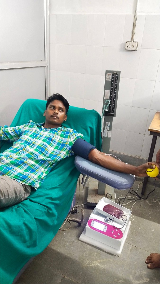 SouravSonthali8's tweet photo. मसलिया के बाबूलाल मुर्मू के दो बच्चे थैलेसीमिया से पीड़ित है।इन बच्चों को प्रशिक्षु अधिकारी प्रबल गर्ग IFS एवम थाना प्रभारी (दुमका नगर)नीतीश कुमार जी ने रक्त देकर सहयोग किया।आपदोनो को साधुवाद
@BasantSorenMLA @JharkhandPolice
@JharkhandCMO
@DumkaDc  @forestservice
@DEFCCOfficial https://t.co/2tITJf7dB9