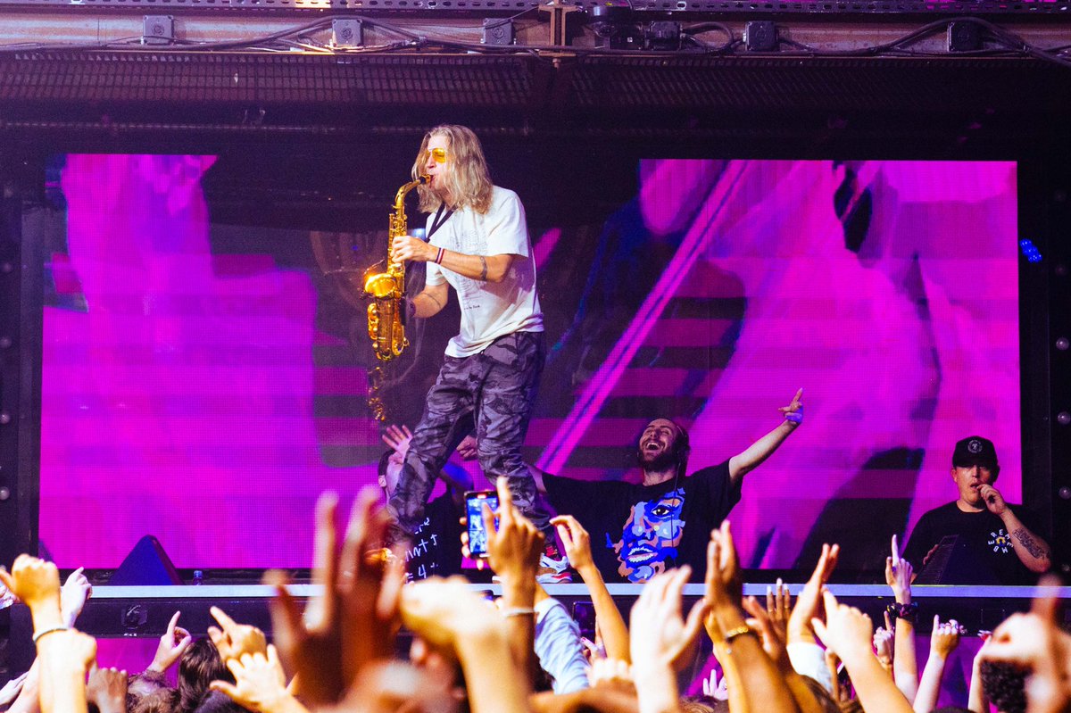 Two Friends tweet media