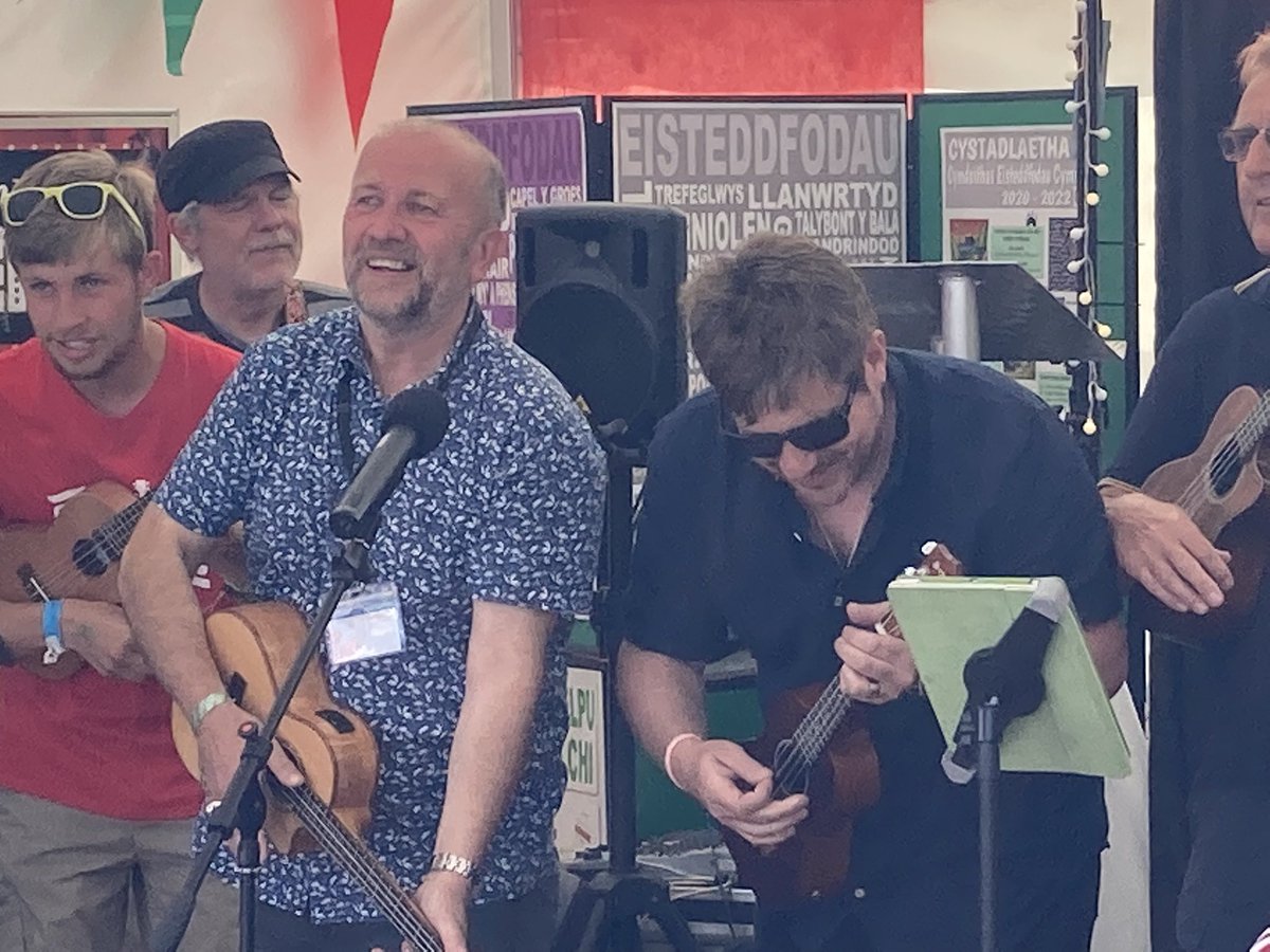 Adloniant gwych gan y <a href="/yGerddorfaUke/">Y Gerddorfa Ukulele</a> <a href="/meigwynedd/">Mei Gwynedd</a> yn heulwen braf pnawn Sadwrn y steddfod! Perffaith! #tiwns 🎶🎤👏🏼😎